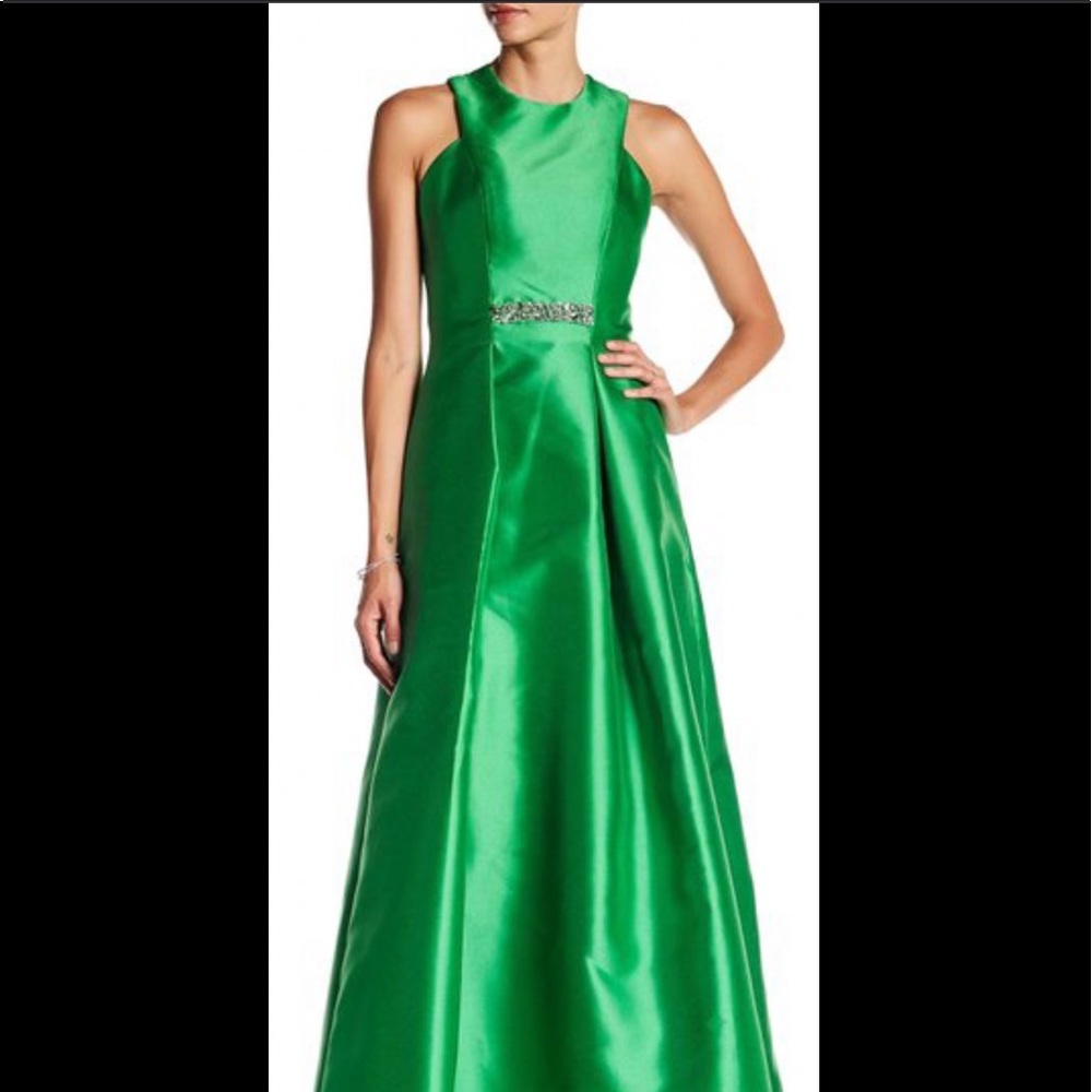 NWT gorgeous Kelly Green
Carmen Marc Valvo
Mikado Crisscross Back Formal Gown 4 - Picture 4 of 8